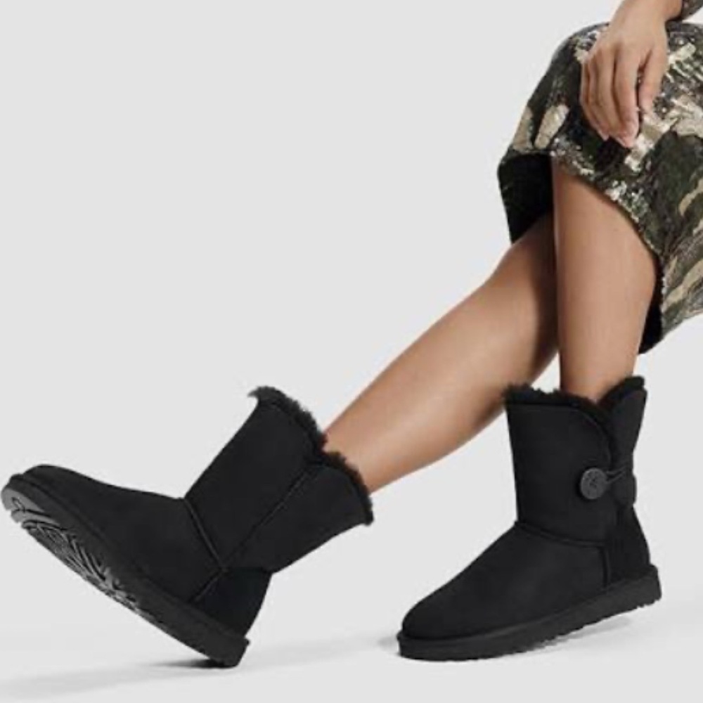 UGG Bailey button Short black Boots Warm boots Winter boots Uggs 5803 Size 8